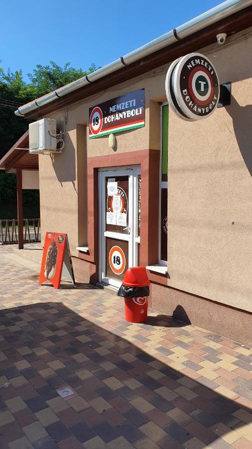 Kek Laguna Panzio Dombrád Buitenkant foto