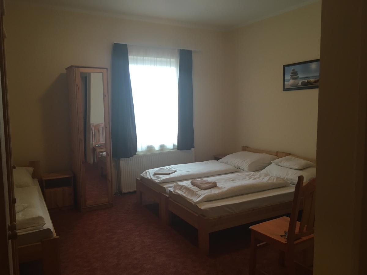 Kek Laguna Panzio Dombrád Buitenkant foto