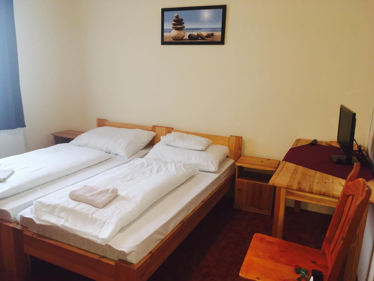 Kek Laguna Panzio Dombrád Buitenkant foto